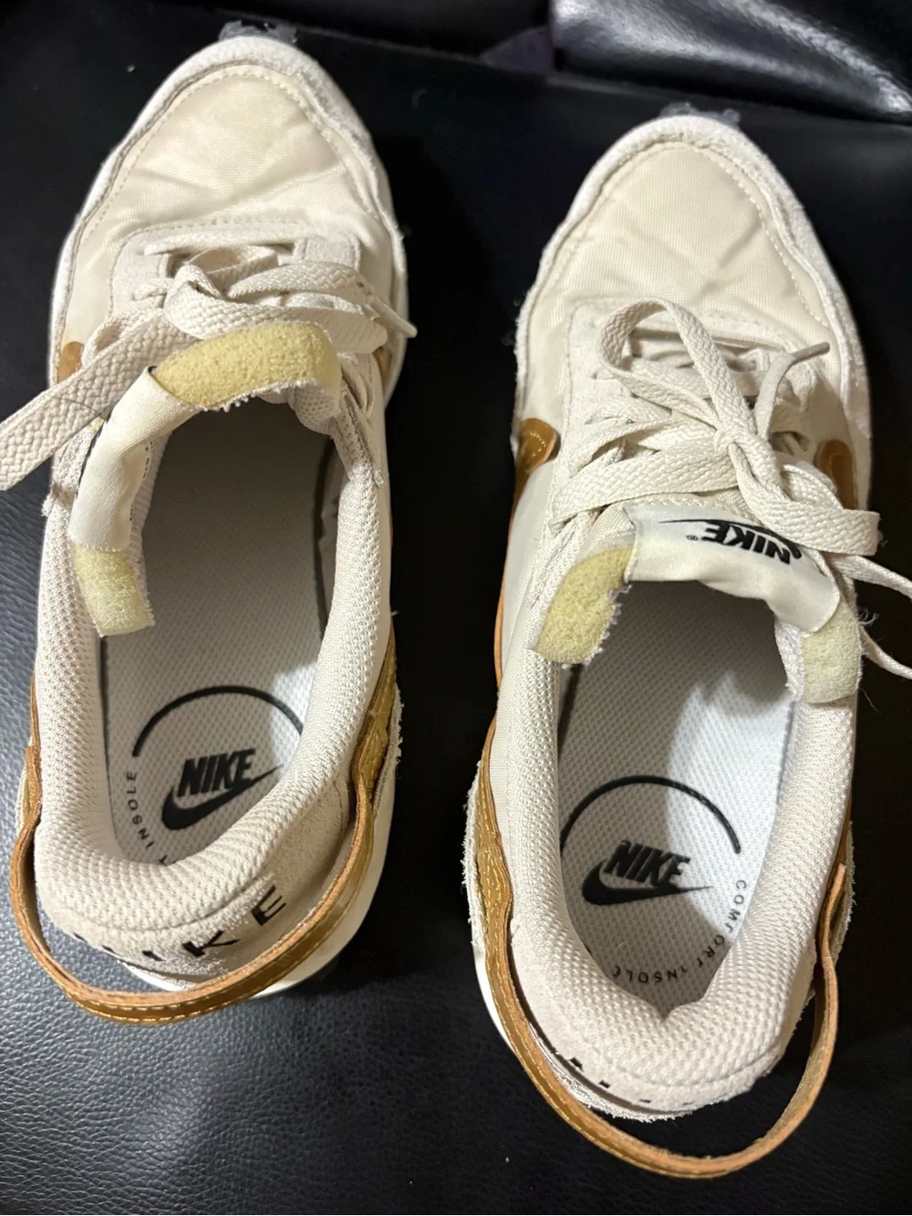 Nike 1972 Women's Cream Sneakers with Gold Swoosh size: 8